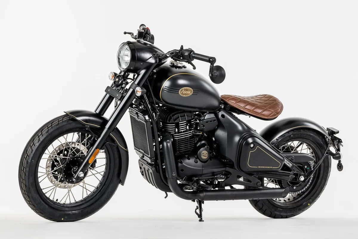 Černá motorka Jawa Perak